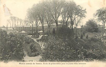 null 46 CARTES POSTALES SOMME : La Ville de Doullens. Dont" Souvenir de Doullens...