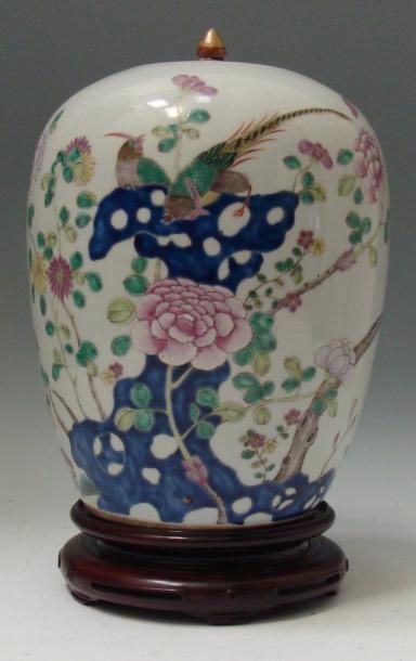 CHINE Pot à gingembre en porcelaine à décor polychrome de fleurs et d'oiseaux de...