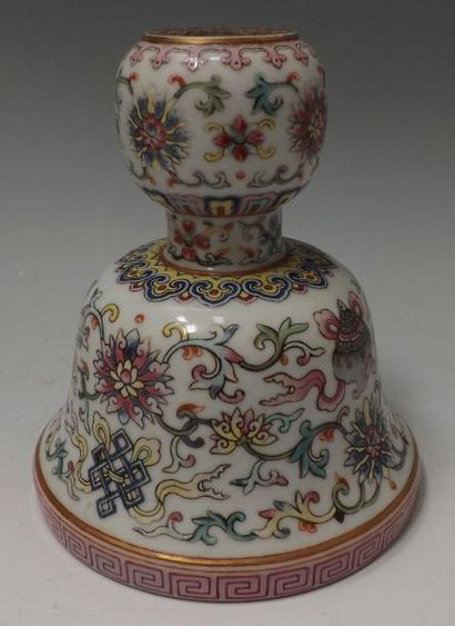 CHINE - XIXe siècle Bas de bougeoir en porcelaine décorée en émaux polychromes dans...