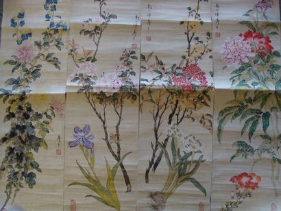 CHINE - XXème siècle Quatre peintures en hauteur sur papier, représentant des fleurs....