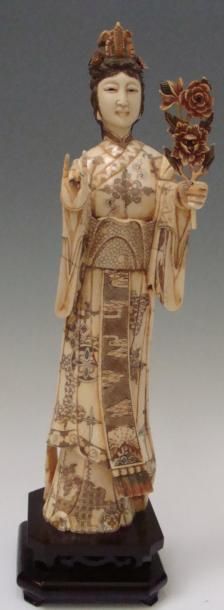null STATUETTE en ivoire polychrome sculptée d'une femme tenant une fleur. Sur socle...