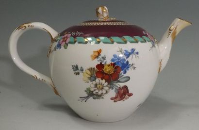 MEISSEN Verseuse en porcelaine à décor de fleurs, vers 1785/1800. Restaurations au...