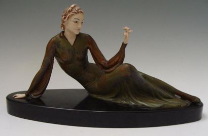 ROGGIA (XX) Femme à la fleur. Sculpture en bronze patiné sur socle de marbre. H:...