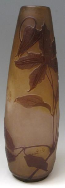 Émile GALLÉ (1846-1904) Haut vase fuselé à col annulaire. Épreuve en verre multicouche...