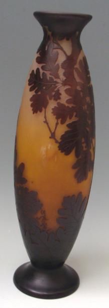 Émile GALLÉ (1846-1904) Vase balustre sur piédouche rond en verre multicouche dégagé...