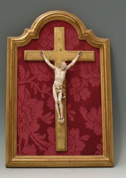 null CHRIST en ivoire cloué sur croix en bois doré. Cadre en bois mouluré et doré....