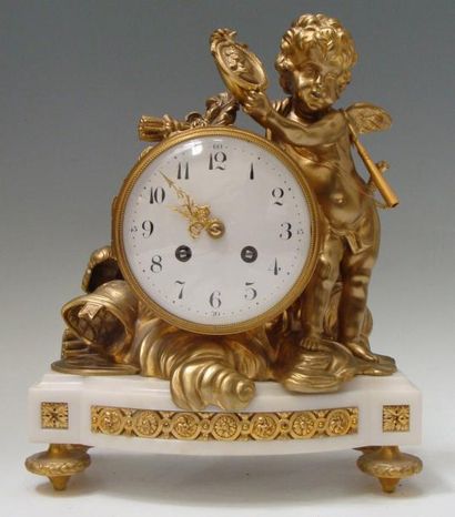 null PENDULE en bronze doré à décor d'un Cupidon, base en marbre blanc reposant sur...