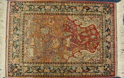 null PETIT TAPIS d'Iran en coton soyeux, à décor d'animaux sur fond rose. 94 x 64,5...