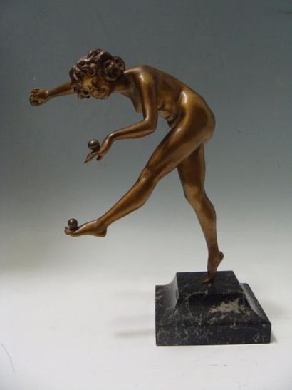 Claire-Jeanne COLINET (1880-1950) Jongleuse de balles. Sculpture en bronze à pâtine...