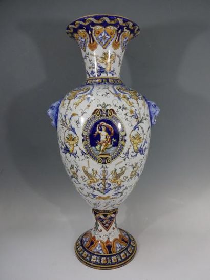 GIEN Important vase balustre sur piédouche en faïence à décor Renaissance sur fond...