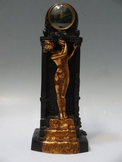 Charles KORSCHANN (1872-1943) Pendule en bronze doré et patiné figurant une femme...