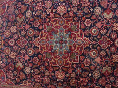 null TAPIS Keshan (Iran) en laine finement tissée à décor décor d'un médaillon rouge...