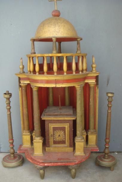 null AUTEL en bois polychrome rouge et or orné de colonnes et dôme. XVIIIème siècle....