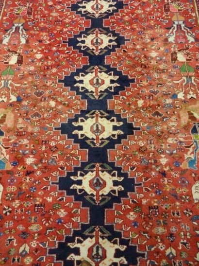 null TAPIS d'IRAN Kachkai en laine à six motifs blanc sur fond rouge. 206 x 290 ...
