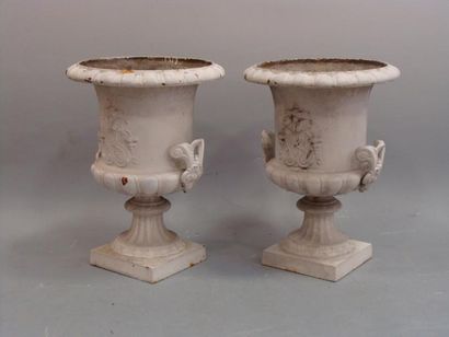null PAIRE de grands vases Médicis en fonte de fer peint en blanc, à deux anses à...