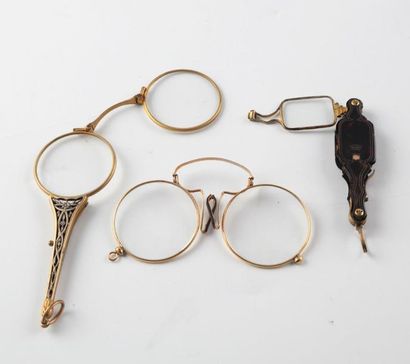 null Une paire de lunettes - un lorgnon et un face à main à monture en métal doré....