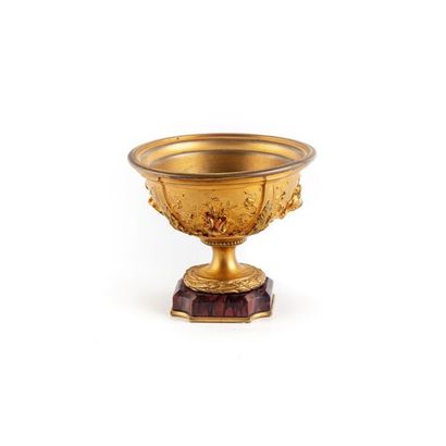 BARBEDIENNE BARBEDIENNE
Coupe à l'Antique en bronze doré à décor ciselé. Pied en...