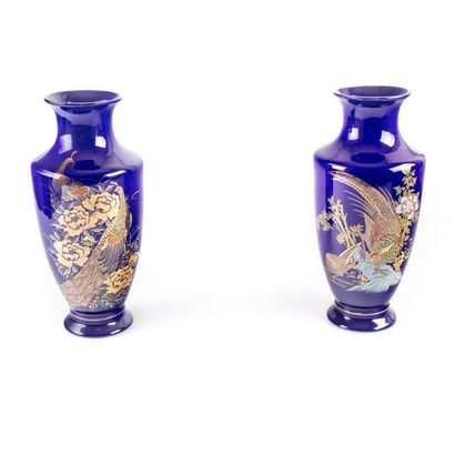 null Paire de vases en porcelaine bleue à décor émaillé doré de fleurs, paons et...
