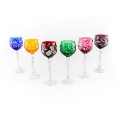 Bohême (?) BOHÊME (?)
Six verres à pied en cristal taillé doublé de couleurs
H. 22...