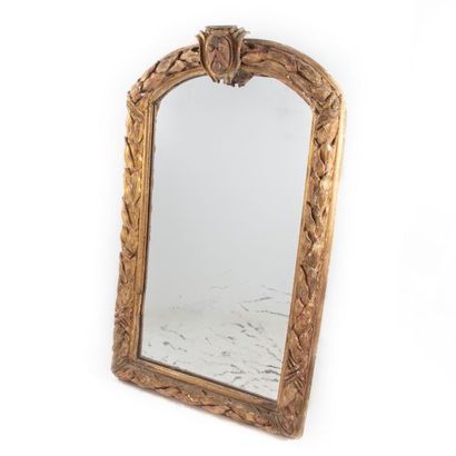 null Grand miroir à encadrement en bois doré ciselé de feuilles. Partie supérieure...