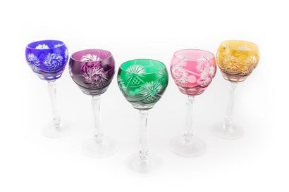 Bohême (?) BOHÊME (?)
Cinq verres à pied en cristal taillé doublé de couleurs
H....