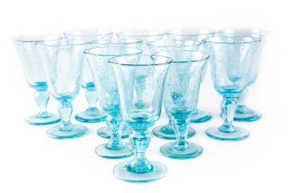 BIOT BIOT
Suite de douze verres à pied en verre bullé teinté bleu.
H.: 14 cm
