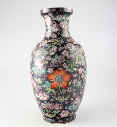 CHINE CHINE
Vase de forme balustre en porcelaine à décor de fleurs sur fond noir.
Cachet...