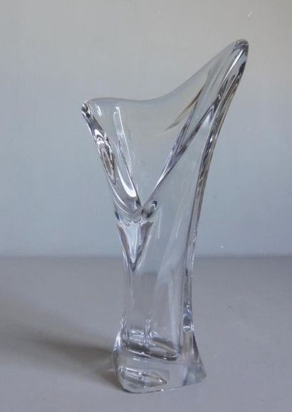 null Vase en verre soufflé à col ouvert en triangle.

Circa 1960

H. 28 cm - Tres...