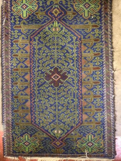 null Tapis persan à motifs géométriques de rinceaux verts et bleus

139 x 93 cm
...