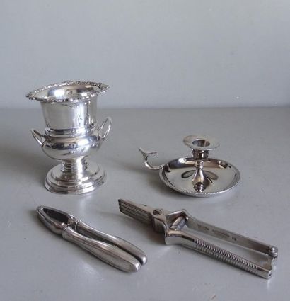 null Ensemble de pièces diverses en métal argenté : Un petit vase balustre - un bougeoir...