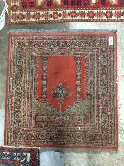 null Tapis persan à décor au mihrab et bordures géométriques sur fond rouge

102,5...