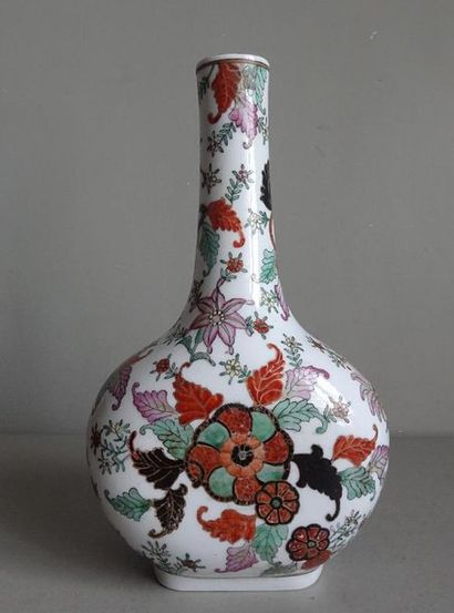 null ASIE

Grand vase de forme bouteille en porcelaine blanche émaillée à décor de...