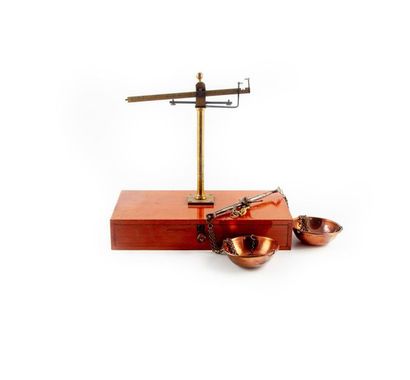null Balance romaine en laiton doré sur socle en bois ouvrant par un tiroir

Avec...
