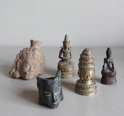 null ASIE 

Ensemble composé de : statuettes de Divinités Bouddhiques - têtes de...