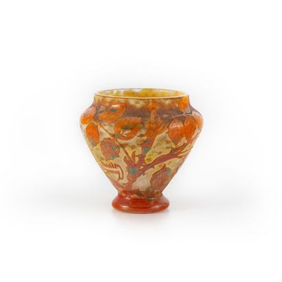 null DAUM NANCY

Vase en verre multicouche gravé à l'acide, à décor vert-orangé de...