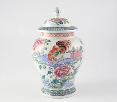 null CHINE

Potiche couverte en porcelaine à décor polychrome de fleurs et oiseaux

H....
