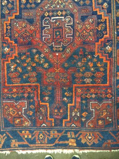 null Tapis persan à motifs géométriques rouge, orange et bleu

222 x 152 cm

Usu...