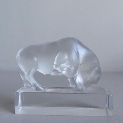 null LALIQUE - France
Statuette en cristal givré représentant un taureau sur une...