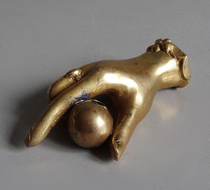 null Porte - plume en bronze doré représentant une main tenant une boule percée pour...