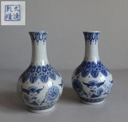 null CHINE
Paire de petits vases bouteille en porcelaine à décor bleu blanc stylisé
Cachet...