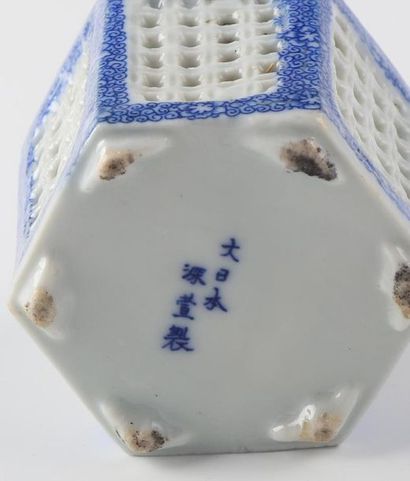 null CHINE
Deux pots ou encrier en porcelaine
H. : 7 cm
Accident au couvercle		