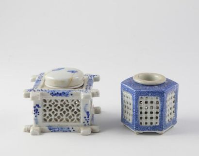 null CHINE
Deux pots ou encrier en porcelaine
H. : 7 cm
Accident au couvercle		