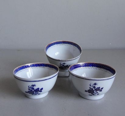 null CHINE - Cie des Indes
Trois tasses à sorbet en porcelaine à décor bleu et rehauts...