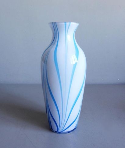 null Manufacture de SAINT LOUIS
Vase de forme cylindrique en opaline à décor de ramages...