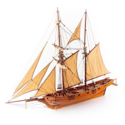 null OBJET de MARINE
Maquette bateau en bois verni et toile
H. : 53 cm ; L. : 65...