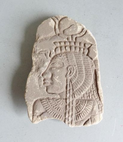 null EGYPTE, d'après l'Antique 
Panneau en pierre de sable sculpté d'un profil de...
