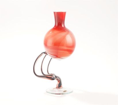 null Vase en verre soufflé de couleur rouge en forme de boule reposant sur un pied...