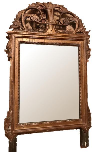 MIROIR Miroir en bois doré mouluré, à fronton ajouré de feuillage en enroulement....
