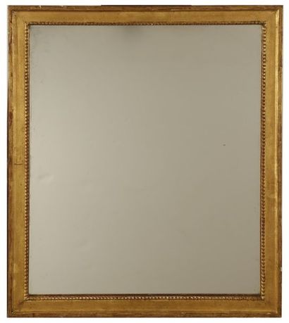 MIROIR Miroir rectangulaire à encadrement en bois doré bordé sur la feuillure d'une...