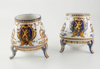 GIEN GIEN
Deux caches pots tripodes en faïence à décor polychrome Renaissance
Fin...